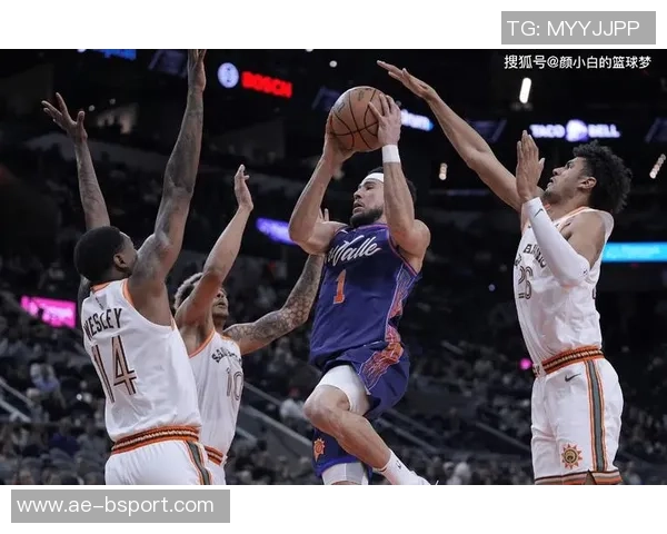 布克首节狂砍20分展现主动进攻态度防守端无所畏惧勇往直前